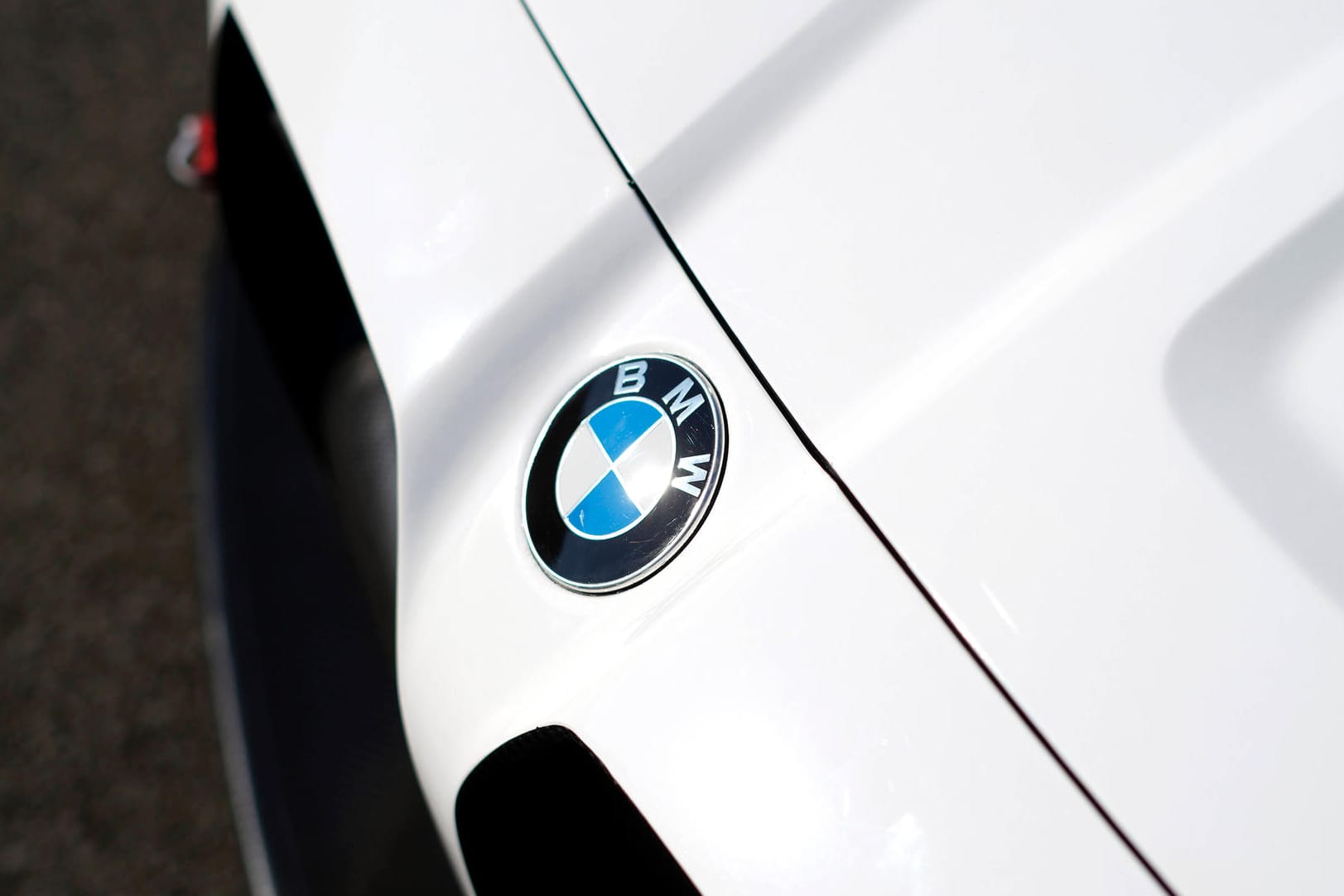 BMW (Symbolbild): Autoaktien wie BMW oder Daimler erzielten am Montag besonders gute Werte und ließen den Dax einen neuen Rekordwert erreichen.