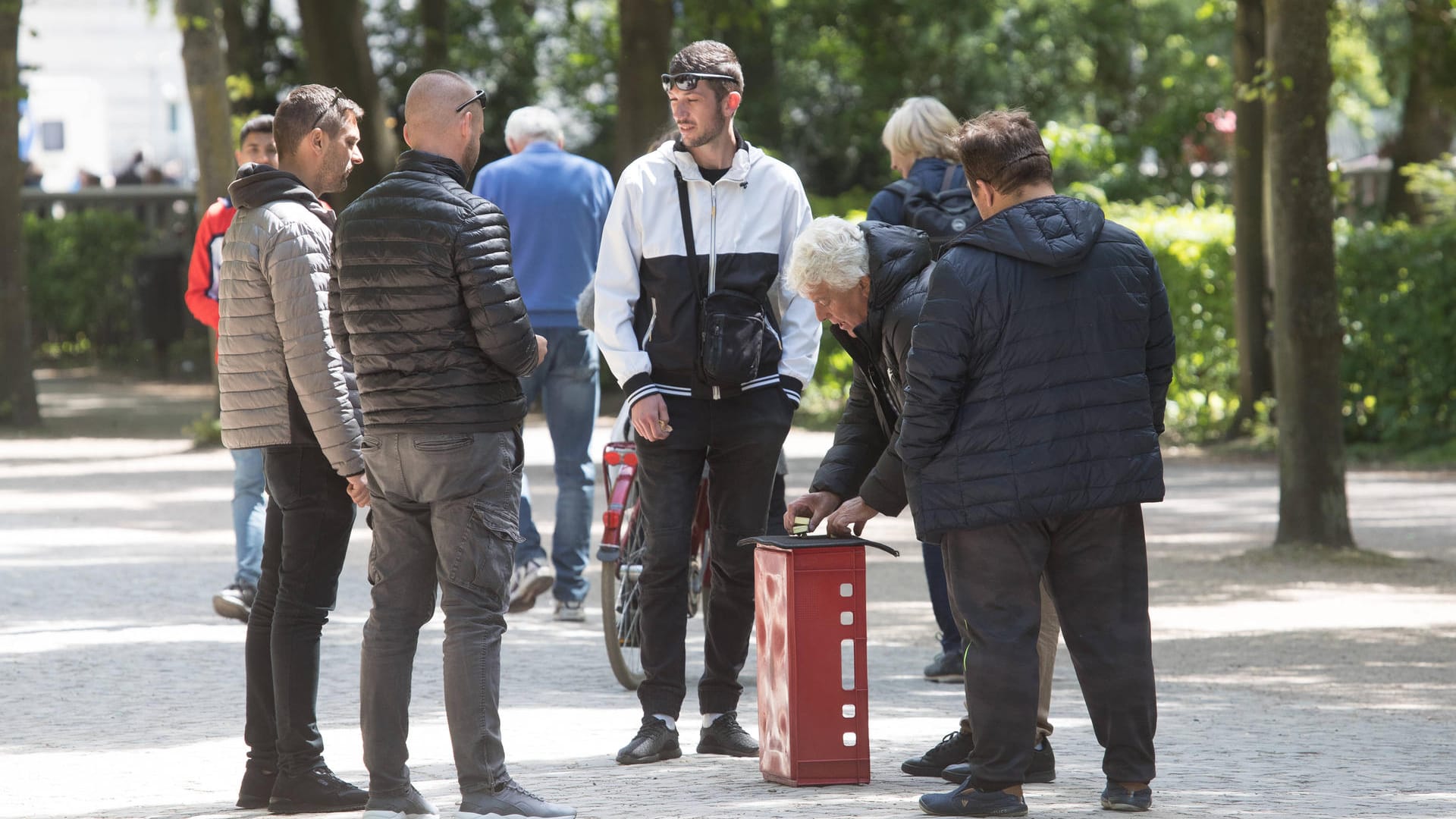 Hütchenspieler im Einsatz: Hier zocken sie Touristen am Reichstag auf dem Simsonweg ab. Hütchenspieler im Einsatz: Hier zocken sie Touristen am Reichstag auf dem Simsonweg ab.