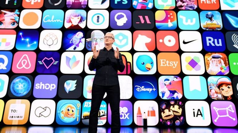 Apple-Chef Tim Cook eröffnet die Online-Entwicklerkonferenz WWDC aus dem Apple Park in Cupertino.