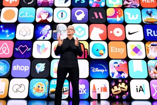 Apple-Chef Tim Cook eröffnet die Online-Entwicklerkonferenz WWDC aus dem Apple Park in Cupertino.