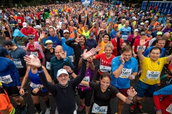Läufer vor dem Start des Berlin-Marathons 2019 (Archivbild): Am 26. September könnte der Lauf wieder stattfinden.