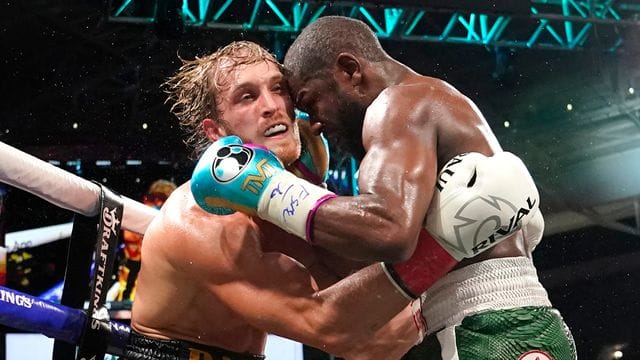 Floyd Mayweather (r) und Logan Paul beim im Hard Rock Stadium in Miama Gardens. Floyd Mayweather (r) und Logan Paul beim im Hard Rock Stadium in Miama Gardens.