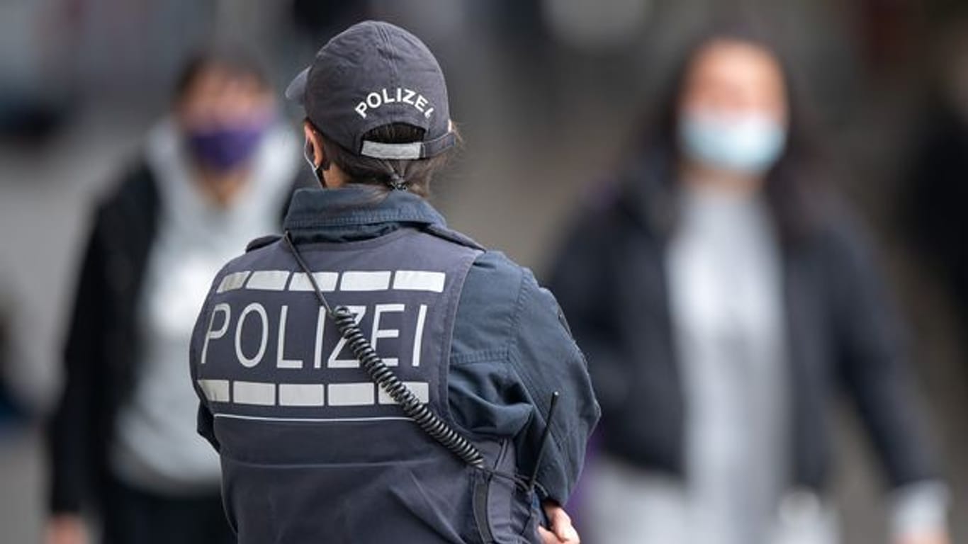 Eine Polizistin steht in einer Innenstadt (Symbolbild): In Nürnberg suchen die Beamten nach Tätern, die am Wochenende Polizisten angegriffen hatten.
