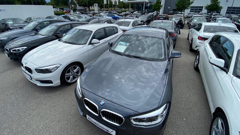 Ein BMW-Autohaus (Symbolbild): Autoaktien legen seit Wochen deutlich zu.