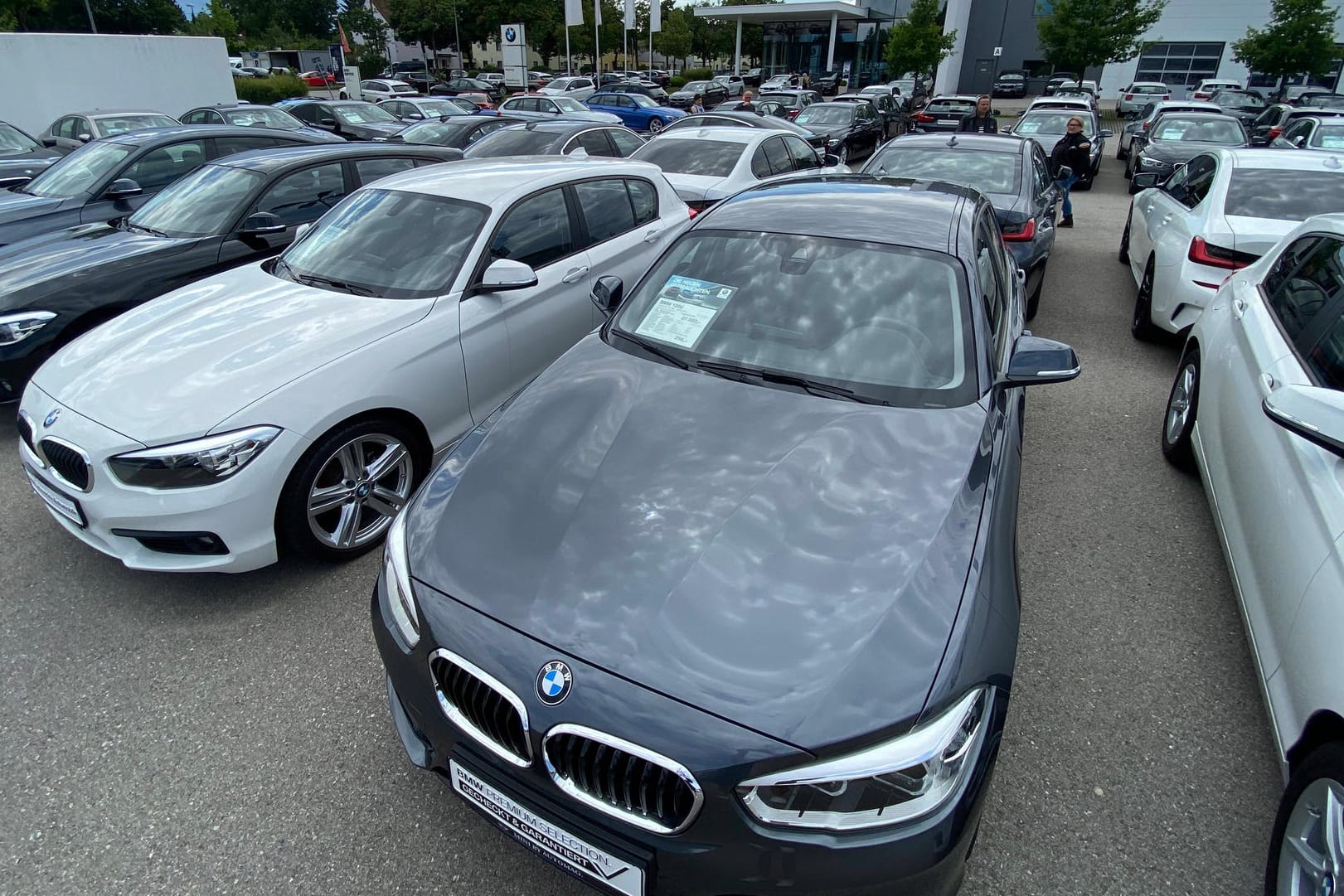 Ein BMW-Autohaus (Symbolbild): Autoaktien legen seit Wochen deutlich zu.