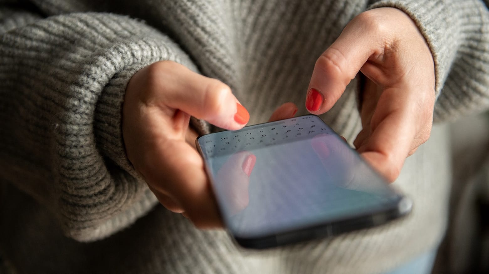 Eine Frau tippt auf dem Smartphone: Kleinere Hersteller bekommen zunehmend Produktions- und Lieferschwierigkeiten. Eine Frau tippt auf dem Smartphone: Kleinere Hersteller bekommen zunehmend Produktions- und Lieferschwierigkeiten.