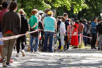 Erste Schwerpunktimpfung im Kiez Berlin: Impflinge stehen in einer langen Warteschlange an der Prignitz Schule.