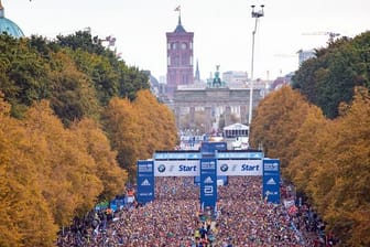Tausende Läufer starten zum BMW Berlin-Marathon