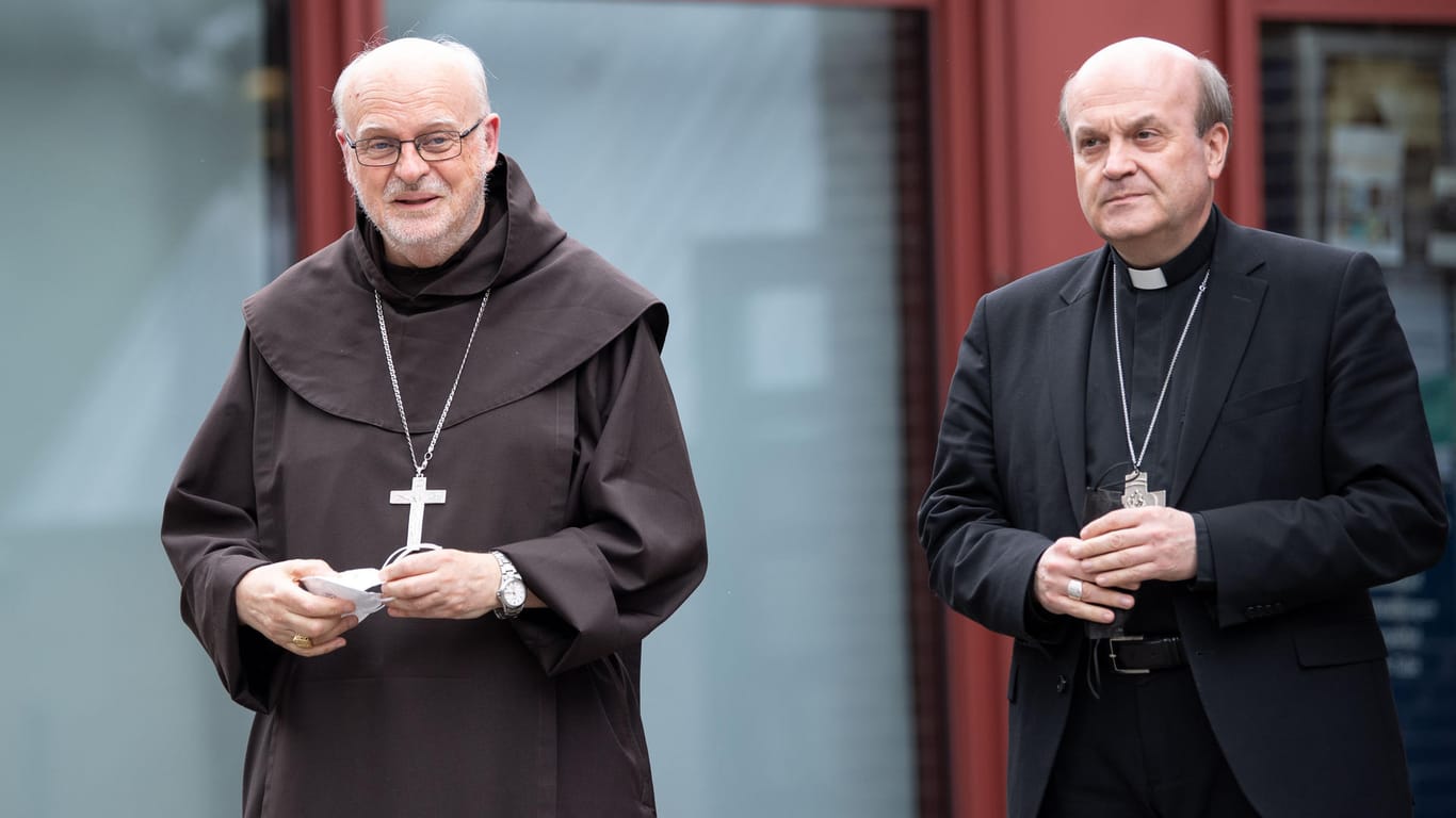 Die Apostolischen Visitatoren Anders Arborelius (links) und Hans van den Hende: Sie sollen als Bevollmächtigte von Papst Franziskus die Arbeit des Kölner Erzbischofs Woelki untersuchen.
