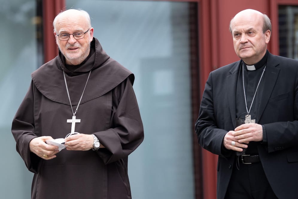 Die Apostolischen Visitatoren Anders Arborelius (links) und Hans van den Hende: Sie sollen als Bevollmächtigte von Papst Franziskus die Arbeit des Kölner Erzbischofs Woelki untersuchen.