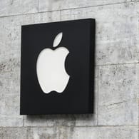 Apple-Logo an einem Apple-Store in Berlin: Das Unternehmen soll eine Millionensumme nach Nacktbildpanne gezahlt haben