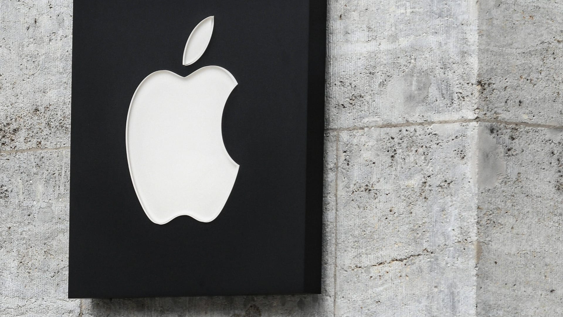 Apple-Logo an einem Apple-Store in Berlin: Das Unternehmen soll eine Millionensumme nach Nacktbildpanne gezahlt haben