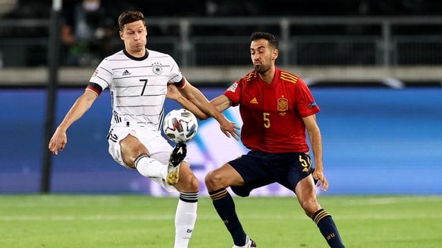 Spaniens Sergio Busquets (r) im Zweikampf mit Deutschlands Julian Draxler. Spaniens Sergio Busquets (r) im Zweikampf mit Deutschlands Julian Draxler.