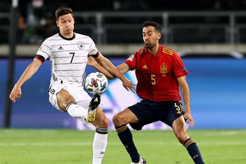 Spaniens Sergio Busquets (r) im Zweikampf mit Deutschlands Julian Draxler.