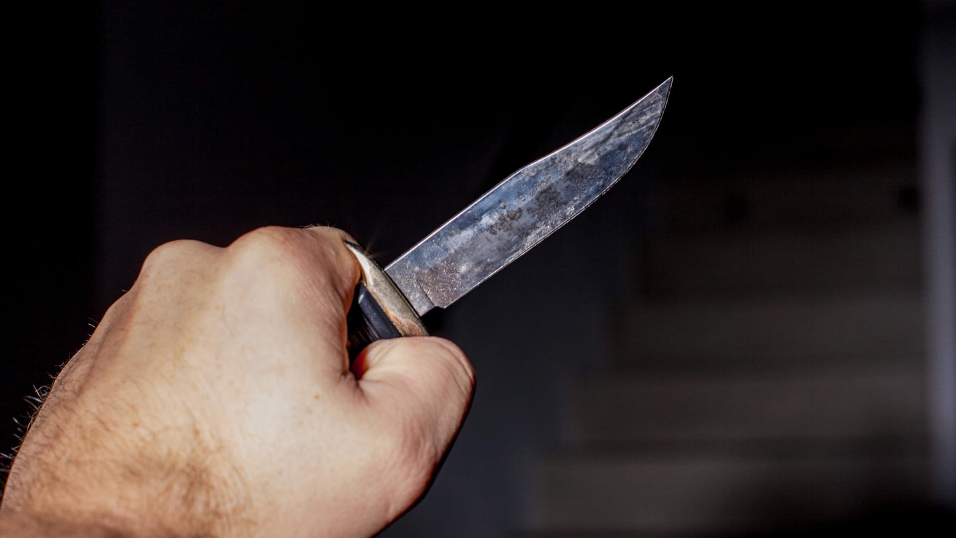 Ein Mann hält ein Messer in der Hand (Symbolbild): In Mülheim hat ein Unbekannter einen Kiosk überfallen. Ein Mann hält ein Messer in der Hand (Symbolbild): In Mülheim hat ein Unbekannter einen Kiosk überfallen.