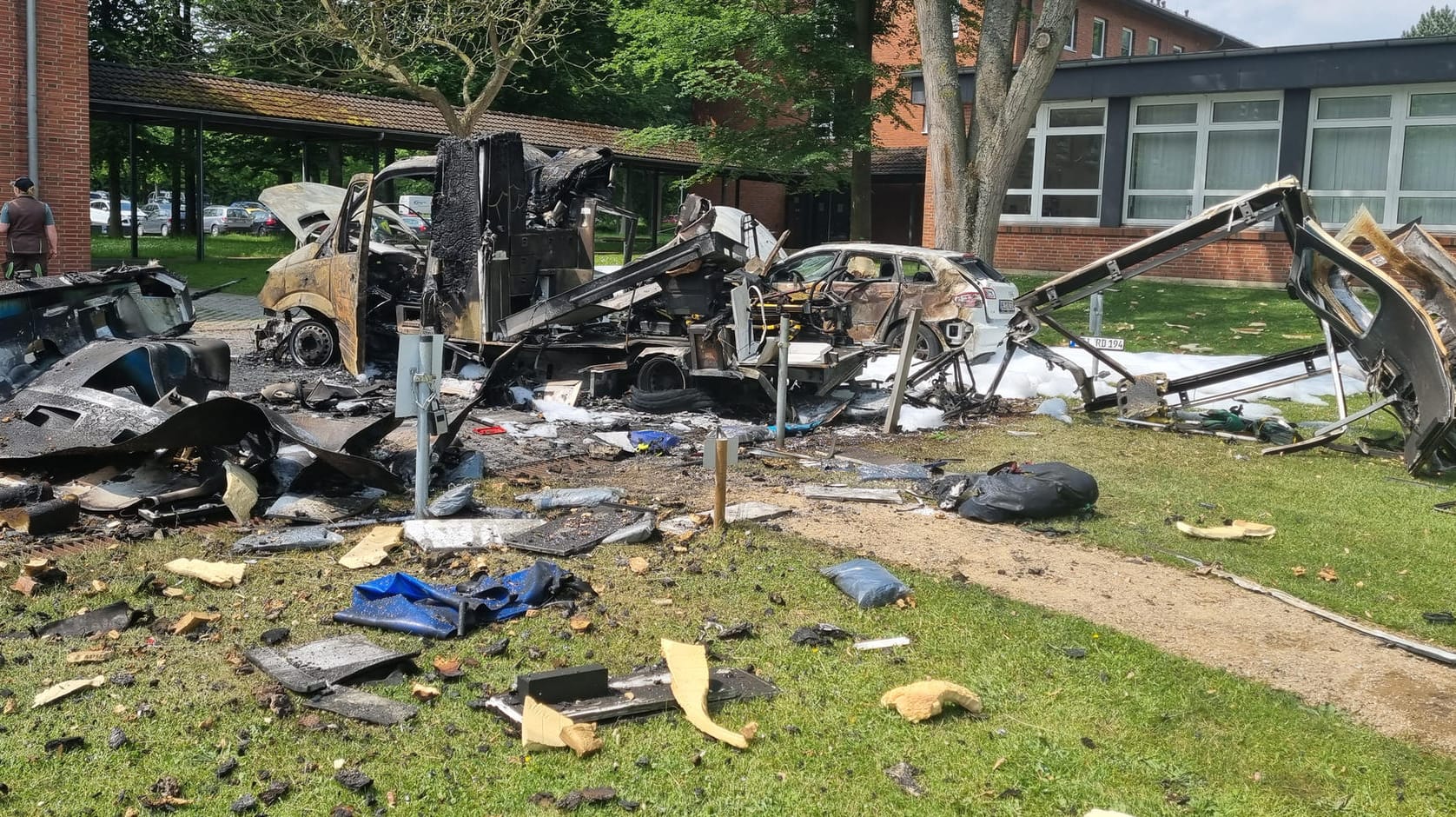 Der völlig zerstörte Rettungswagen: Die Druckwelle schleuderte die Feuerwehrleute zu Boden. Der völlig zerstörte Rettungswagen: Die Druckwelle schleuderte die Feuerwehrleute zu Boden.
