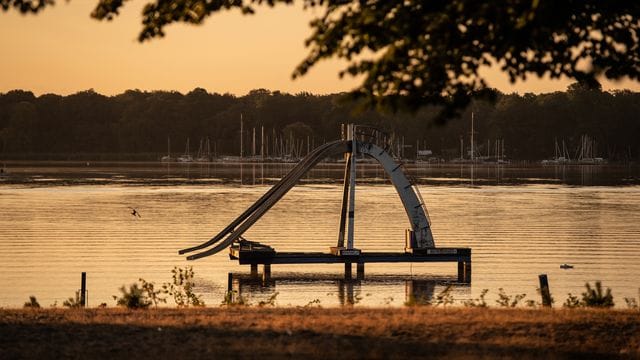 Blick auf das Berliner Strandbad Tegel (Archivbild): Der See hat momentan mit Blaualgen zu kämpfen. Deswegen ist das Baden dort vorerst verboten.