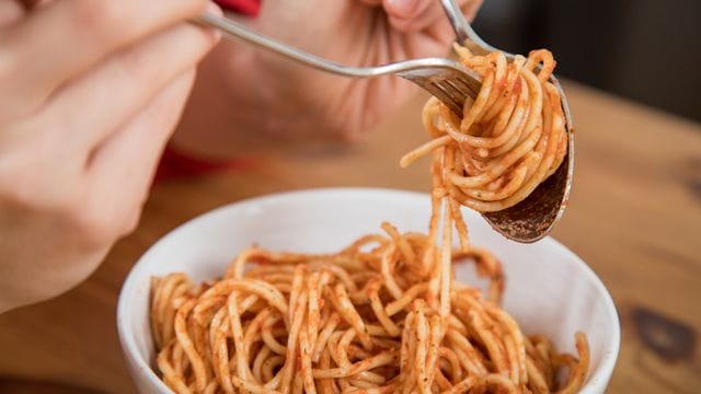 Nicht nur die Größe der Portion beeinflusst, wie viel wir essen. Nicht nur die Größe der Portion beeinflusst, wie viel wir essen.