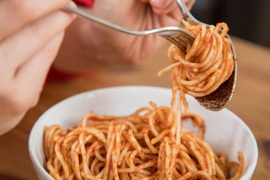 Nicht nur die Größe der Portion beeinflusst, wie viel wir essen.