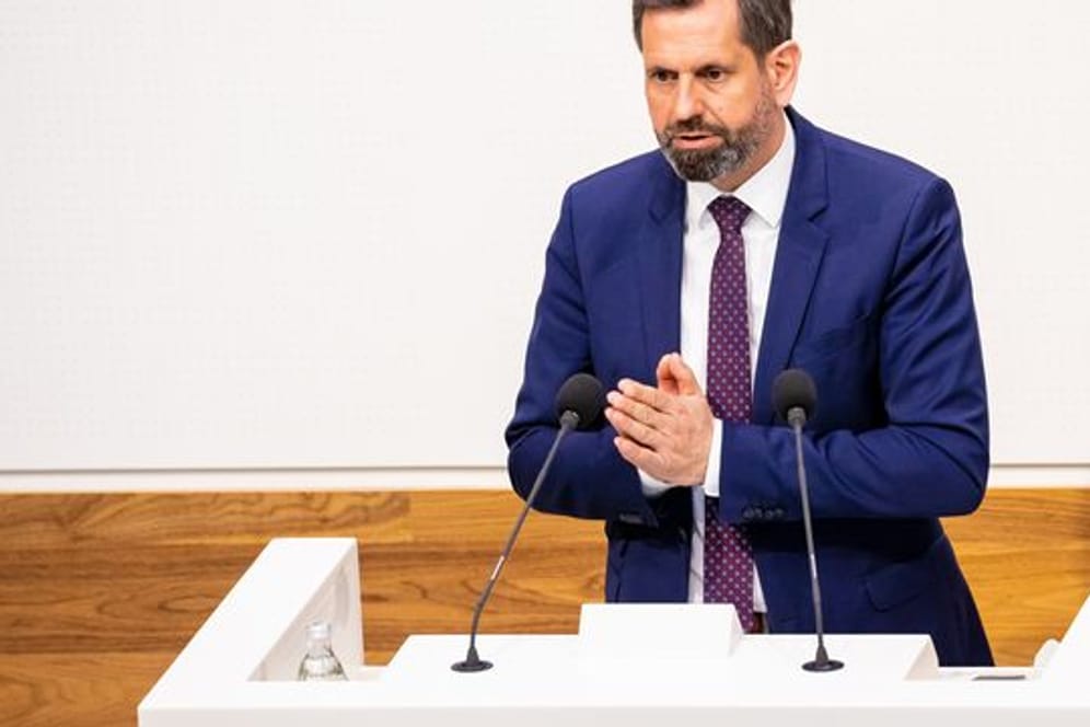 Olaf Lies (SPD) spricht im niedersächsischen Landtag
