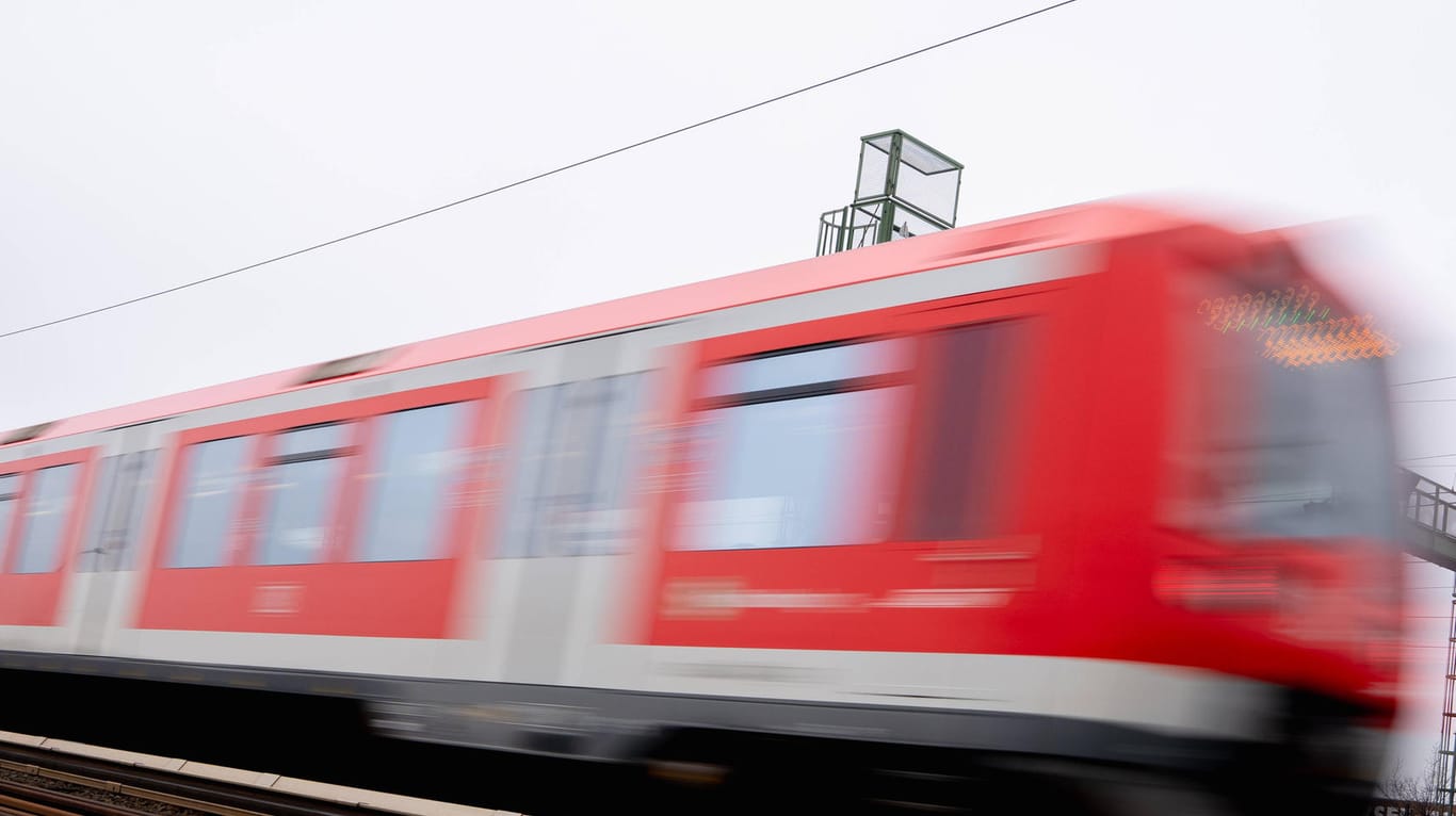 Eine S-Bahn fährt auf offener Strecke (Symbolbild): In der Nähe von Bonn ist es zu einem Angriff auf einen Lokführer gekommen.