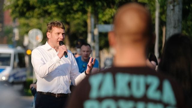 André Poggenburg, ehemaliger AfD-Politiker, spricht auf einer Kundgebung: Bis 2018 war er Partei- und Fraktionschef der AfD in Sachsen-Anhalt.