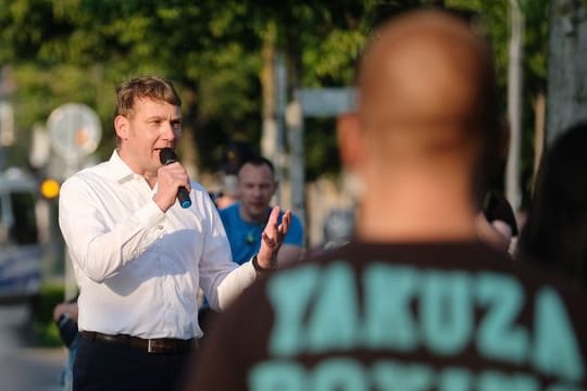 André Poggenburg, ehemaliger AfD-Politiker, spricht auf einer Kundgebung: Bis 2018 war er Partei- und Fraktionschef der AfD in Sachsen-Anhalt.