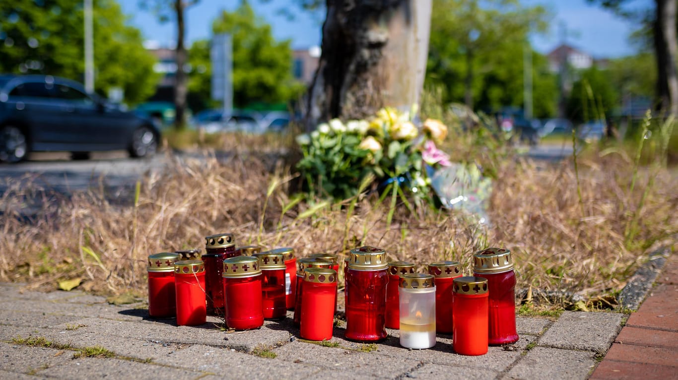 Grabkerzen und Blumen stehen zum Gedenken an den getöteten Mann an einer Kreuzung in Hannover: Er war durch Schüsse gestorben.