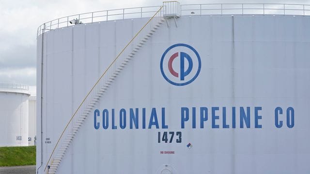 Der Betreiber der größten US-Benzin-Pipeline Colonial hat erstmals öffentlich eine millionenschwere Lösegeldzahlung an Computer-Hacker eingeräumt. Der Betreiber der größten US-Benzin-Pipeline Colonial hat erstmals öffentlich eine millionenschwere Lösegeldzahlung an Computer-Hacker eingeräumt.