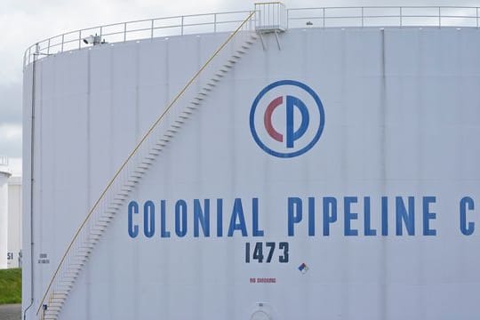 Der Betreiber der größten US-Benzin-Pipeline Colonial hat erstmals öffentlich eine millionenschwere Lösegeldzahlung an Computer-Hacker eingeräumt.