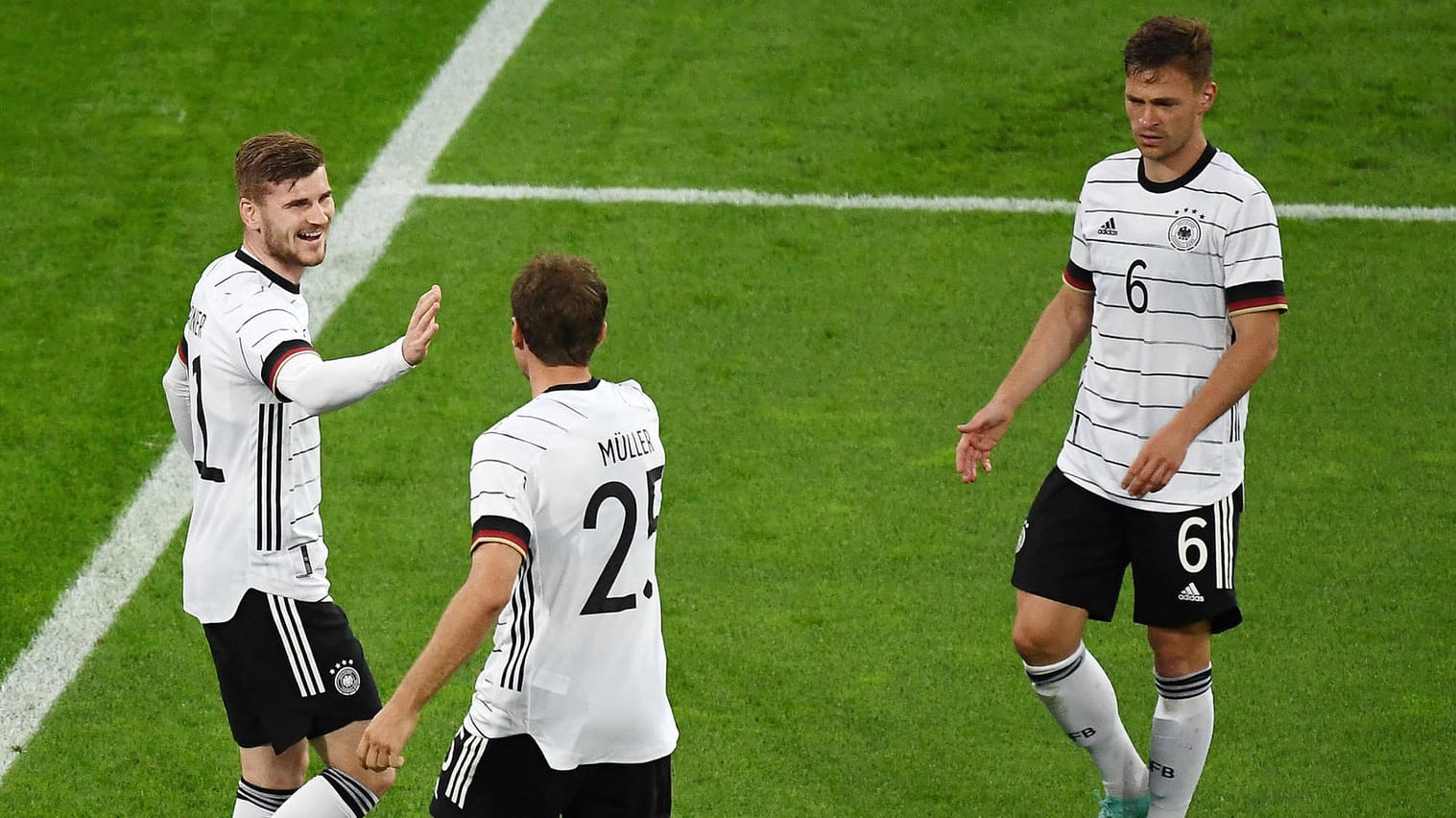 Gratulation für Timo Werner (l.): Der Chelsea-Stürmer traf kurz nach der Pause zum 6:0.