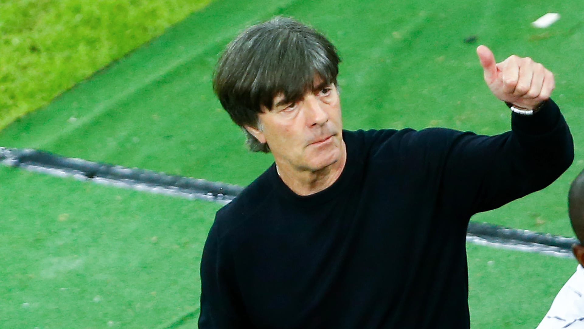 Bundestrainer Joachim Löw zeigt einen Daumen nach oben: Seine Mannschaft zeigte gegen Lettland einen guten Auftritt gegen einen überforderten Gegner.