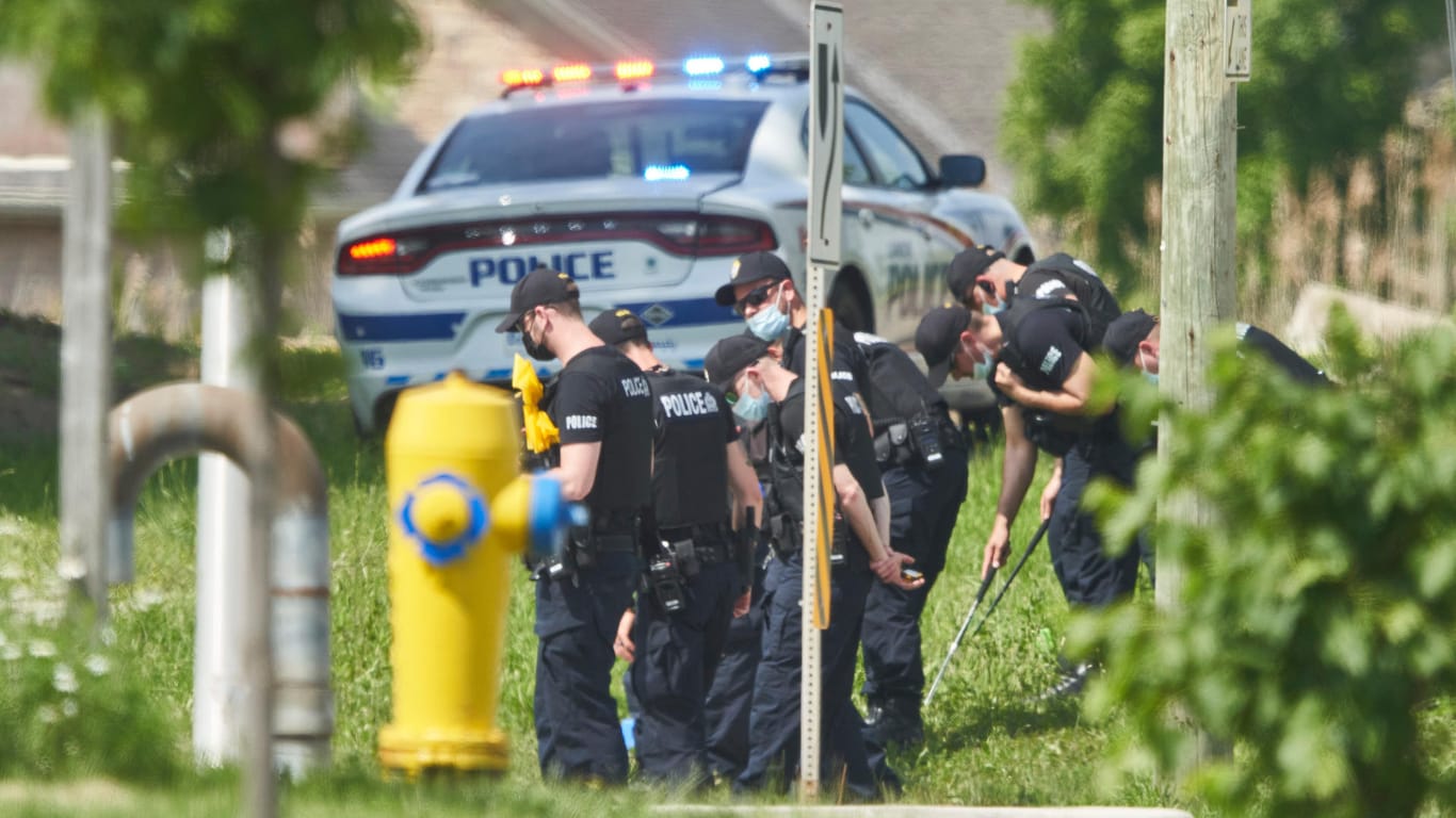Ermittler am Tatort in London, Ontario: Ein 20-Jähriger hat gezielt eine Familie überfahren.