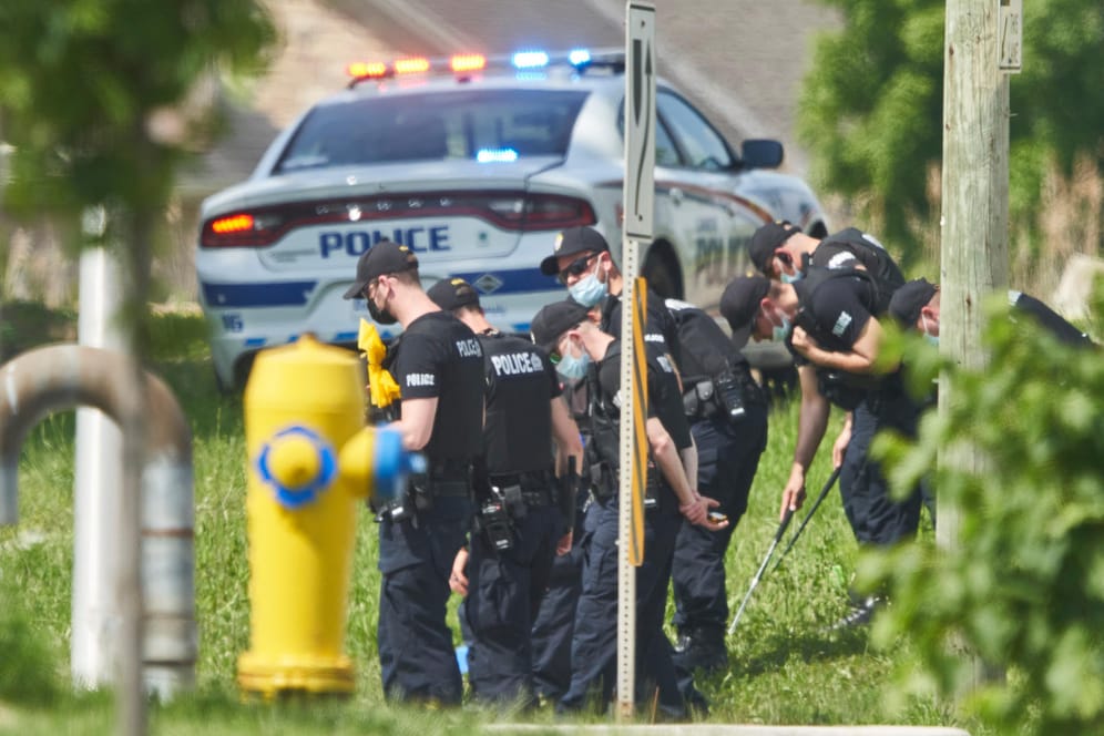 Ermittler am Tatort in London, Ontario: Ein 20-Jähriger hat gezielt eine Familie überfahren.