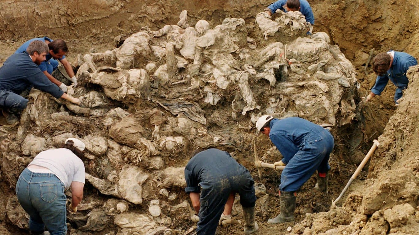 18. September 1996: Ermittler in einem Massengrab mit Opfern des Massakers von Srebrenica.