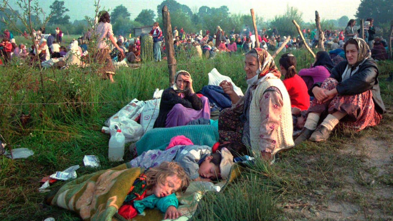 14. Juli 1995: Flüchtlinge aus der überrannten Schutzzone Srebrenica versammeln sich vor dem UN-Stützpunkt am Flughafen Tuzla.