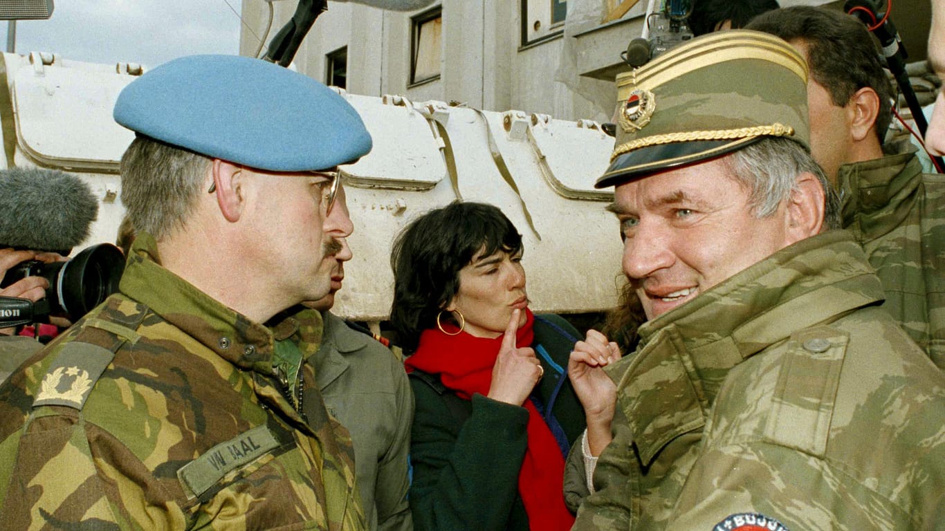 9. April 1994: Ratko Mladić (rechts) verlässt das UN-Hauptquartier am Flughafen von Sarajevo.