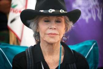 Jane Fonda in Clearwater County bei einer Gebetszeremonie als Vorbereitung auf die Protestaktion gegen die Ölpipeline.