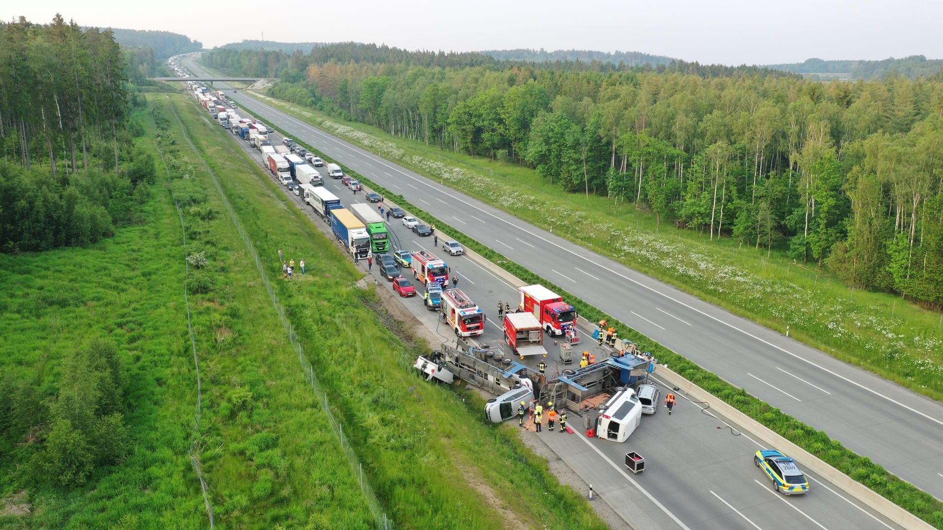 Einsatzkräfte arbeiten auf der A9 nahe der Anschlussstelle Triptis: Hier war ein Autotransporter verunfallt.