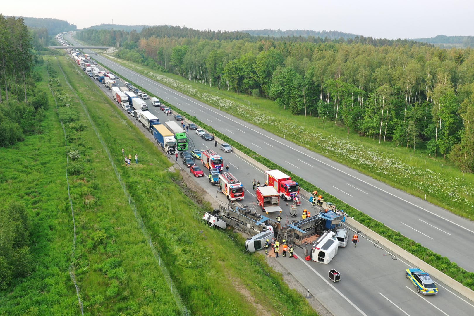 Einsatzkräfte arbeiten auf der A9 nahe der Anschlussstelle Triptis: Hier war ein Autotransporter verunfallt.