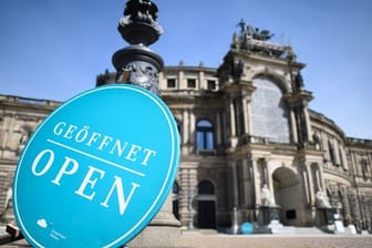 Ein Schild steht auf dem Theaterplatz vor der Semperoper