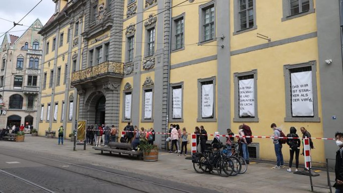 Vor dem Angermuseum in Erfurts Innenstadt warten Leute