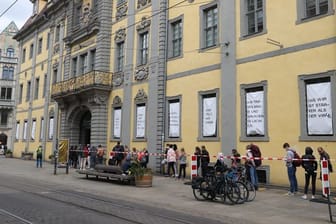 Vor dem Angermuseum in Erfurts Innenstadt warten Leute