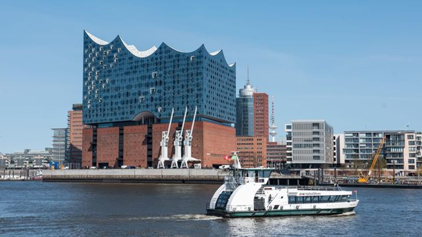 Eine Hafenfähre fährt vor der Elbphilharmonie entlang (Archivbild): Nach dem Auftakt wird nun das Programm der Konzerthalle vorgestellt.
