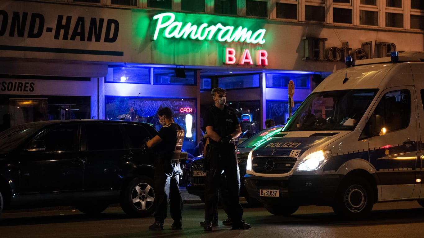 Polizeibeamte stehen vor dem Hotel "Panorama" in der Nähe des Kurfürstendamms: Mit 300 Einsatzkräften durchsuchte die Polizei das zehngeschossige Gebäude.