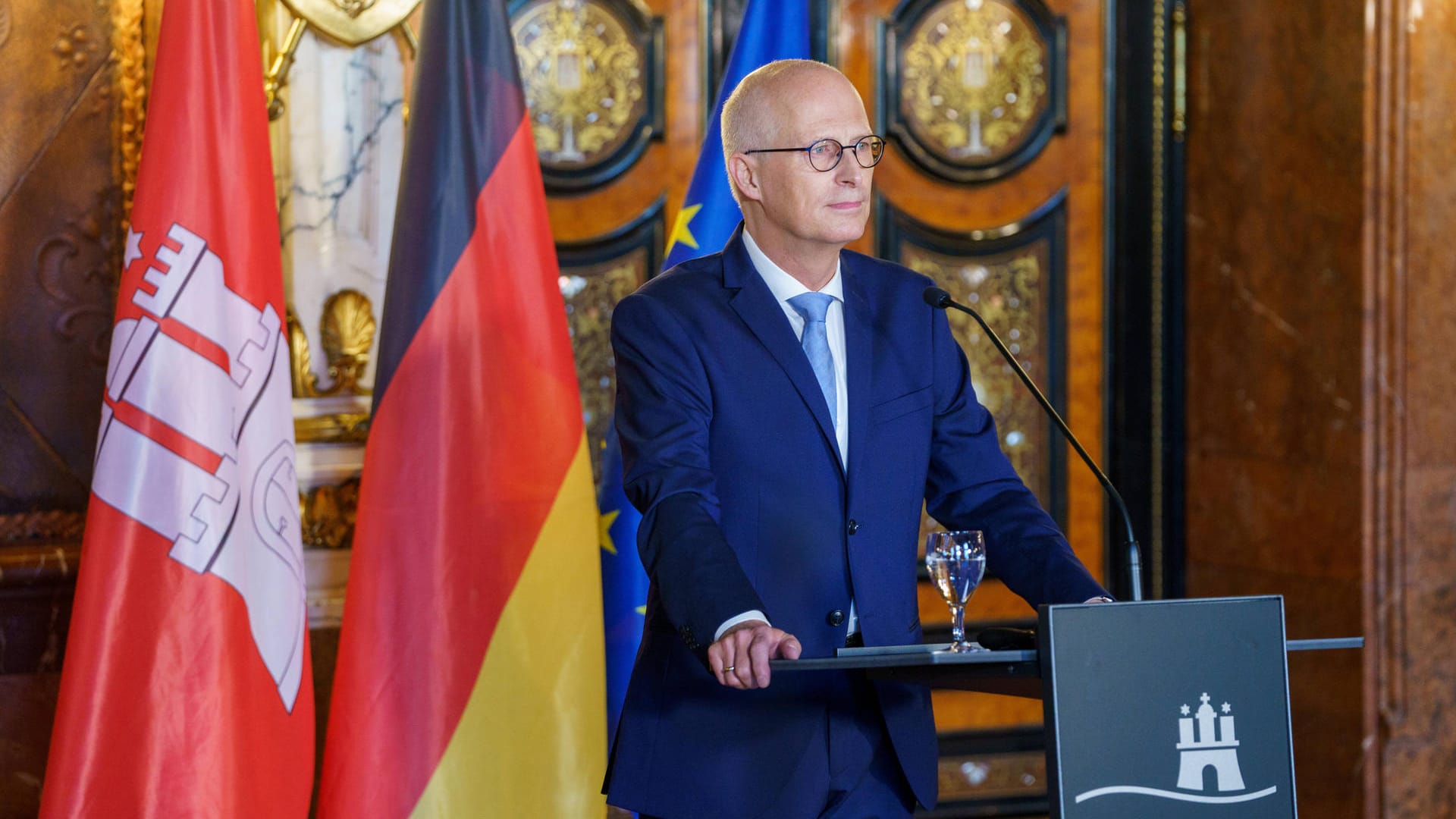 Bürgermeister Peter Tschentscher steht an einem Rednerpult (Archivbild): Clubs und Tanzbars müssen weiterhin geschlossen bleiben. Bürgermeister Peter Tschentscher steht an einem Rednerpult (Archivbild): Clubs und Tanzbars müssen weiterhin geschlossen bleiben.