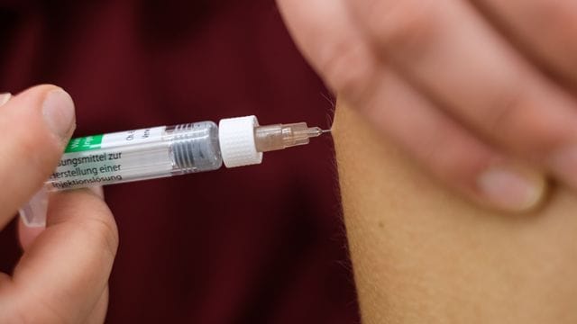 Eine Arzthelferin impft eine Patentin mit einer Spritze (Symbolbild): 300 Personen stehen aktuell auf der Warteliste der Wahlhelfer.