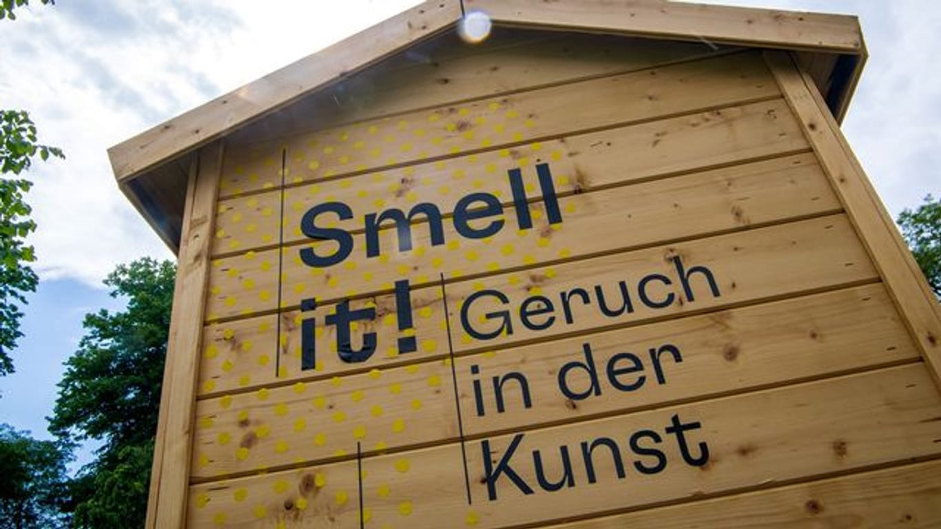 Ein Dufthaus steht im Park vor der Kunsthalle Bremen: Vorträge und ein Begleitprogramm gehören zu der Ausstellung der unterschiedlichen Museen.