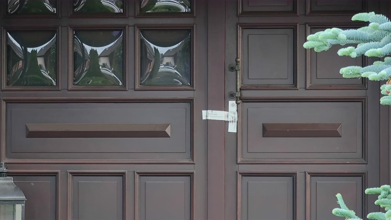 Die Haustür ist mit einem Polizeisiegel versehen: In diesem Haus fanden Polizeibeamte einen toten Vierjährigen und seine verletzte Mutter.