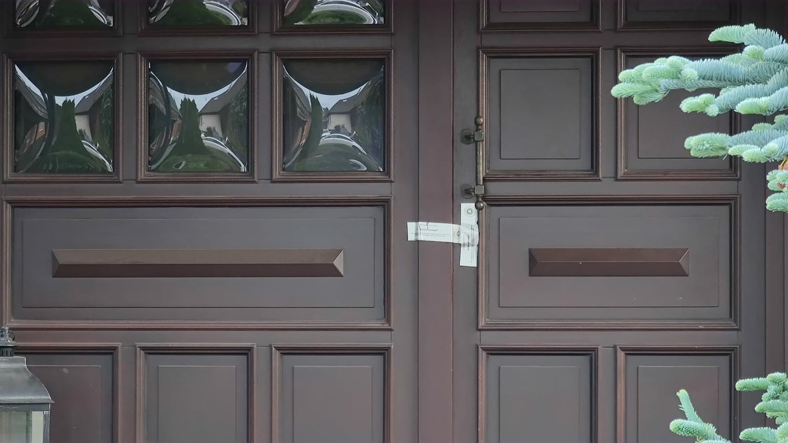 Die Haustür ist mit einem Polizeisiegel versehen: In diesem Haus fanden Polizeibeamte einen toten Vierjährigen und seine verletzte Mutter. Die Haustür ist mit einem Polizeisiegel versehen: In diesem Haus fanden Polizeibeamte einen toten Vierjährigen und seine verletzte Mutter.